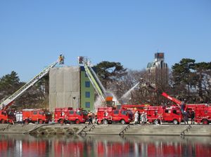 오토가와 하천 둔치에서 행해지는 소방 훈련(오카자키시소방본부)