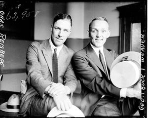 1921년 재판 당시 스웨이드 리스버그(왼쪽)와 벅 위버