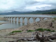 옛 시호로선 타우슈베츠강 교량. 댐 건설에 따른 선로 전환으로 폐선된 구간에 있다.