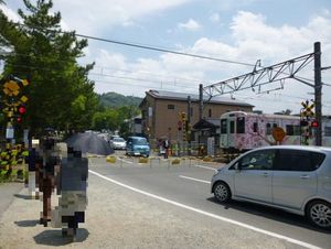 오미와 신사 참도와 직교하여 독특한 경관을 만들어내고 있다.