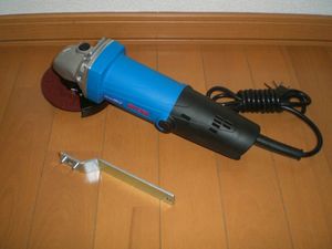 디스크 연삭기앞쪽은 숫돌을 제거하는 전용 공구