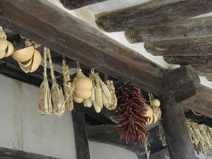 처마 밑에 매달린 메주(한국민속촌에서)