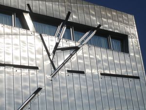 건물의 외벽 세부, 불규칙한 창