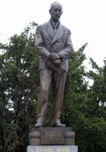 프라하에 있는 체코 외교부 청사인 체르닌 궁전 앞의 베네시 동상.