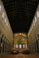 산타폴리나레인클라세 성당 (Santa Apollinare in Classe)전형적인 바실리카 평면의 교회당 내부. 높은 창이 있는 신랑과 그보다 낮은 측랑으로 구성된다.