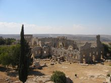 시리아의 칼라트 세만 건축물십자형의 복합 건축물로 중앙 팔각형의 안뜰에 성 시메온 스틸리테의 기둥이 있었다.