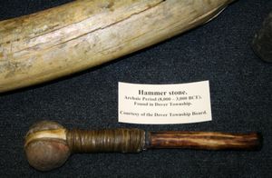 기원전 8000~3000년경, 북아메리카 아르카이크 시대에 미네소타주 도버 타운십(Dover Township, Minnesota)에서 발견된 돌망치