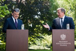 코모로프스키 대통령과 압둘라 귈 (2011)