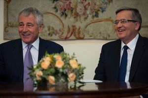 코모로프스키 대통령과 척 헤이글 (2014)