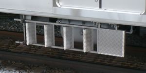 중간차 3량의 하부에 설치된 비상용 계단