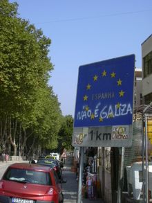 'Espanha'라고 쓰인 표지판에 'não é Galiza'라고 낙서가 되어 있다. 두 단어를 이어서 읽으면 'Espanha não é Galiza'('갈리시아는 스페인이 아니다!')가 된다.