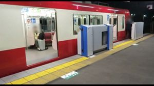 스크린도어 "어디로든 문"이 열려 있을 때