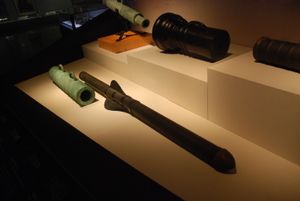 내부에 전시된 총통과 몸체