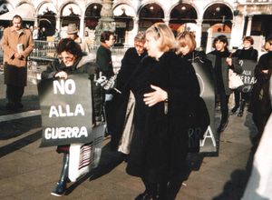 반전 운동에 참가하는 이탈리아 여성 (1990년)