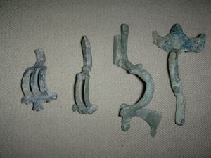 후기 로마 활 피불라. 2 – 3세기 AD