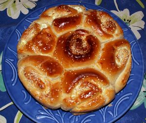 전통적인 불가리아식 포가차 (왼쪽)