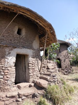 투쿨, 2층 돌 건물