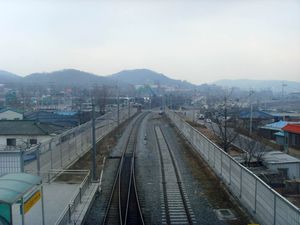 동두천 방면 (임시 승강장으로 이설 전 및 연천 연장 전, 기존 위치에 있는 선로 철거)