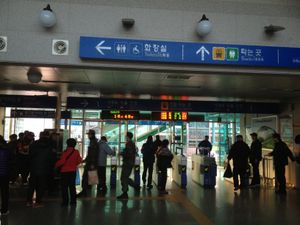 개찰구 (통근열차 운행 중지 전, 임시 승강장으로 이설 전)