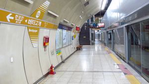 스크린도어가 설치된 승강장 (2018년 11월 25일)