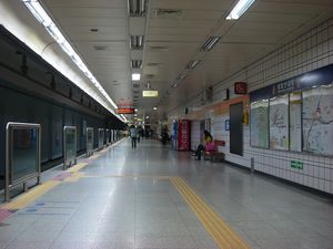 스크린도어 설치 전 6호선 승강장 (2007년 11월 27일)