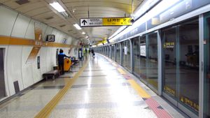 독바위역 승강장