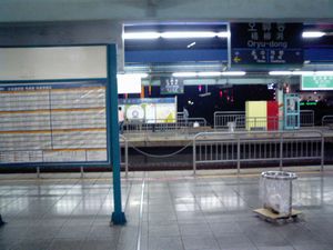 승강장 (스크린도어 설치 전,역명판교체전)