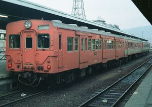 급행형 기동차와 겹쳐 연결된 일본국유철도 키하35계