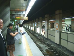 3호선 승강장 (스크린도어 설치 전 및 LCD 전광판 교체 전)