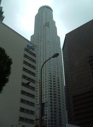 왼쪽에는 AT&T 교환 센터, 오른쪽에는 CBRE 타워가 보임