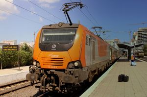 탕헤르에서 정기 서비스에 사용되고 있는 ONCF 알스톰 E 1400 기관차