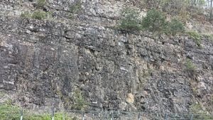 합천호수로 도로변의 낙동층