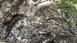 청석굴 부근 암벽의 습곡구조