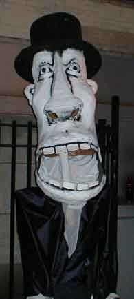 가면 무도회 참가자가 그리니치 빌리지의 역사적인 쇠붙이 울타리 앞에서 포즈를 취하고 있다. 가면 무도회