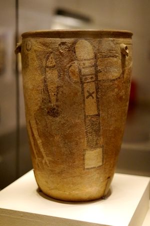 황새가 물고기를 잡고 옆에는 돌도끼가 있는 모습이 그려진 신석기 시대 양사오 문화의 채색 토기