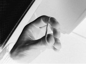 손가락으로 고무줄의 신축 상태