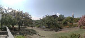 정원 내 레스토랑에서 본 가운데 연못