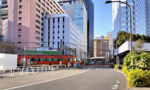 오다큐 선은 보행자 전용 도로에서 나오면 건널목에서 도도 414호선과 교차한다.