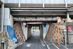 남신주쿠역은 고가 위에 있다.
