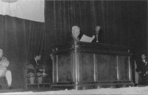 1953년, 30주년 기념식에서 강연하는 말년의 쇼토우(松濤) 선생.