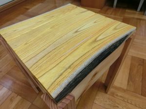 변재는 흰색이고, 검은 부분은 형성층에 있던 옻칠이 공기에 접촉한 부분이다.