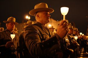 2010년 미국 경찰 추모주간 워싱턴 D.C. 사법 광장에 있는 미국 법 집행관 기념비에서 열린 제22회 연례 헌화 추모식