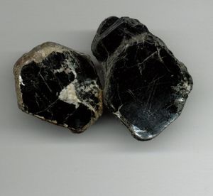 많은 판상을 특징으로 하는 두꺼운 흑운모 샘플.