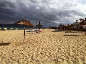 프니덱과 므디크 사이 타무다 베이의 카스르 리말 해변