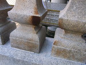 일본바시 난간의 소이탄 흔적(2010년 12월 10일 촬영)