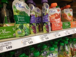 알루미늄 파우치에 들어있는 식품.