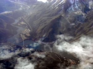 아가노강 본천 위의 와카사토 호수와 오오카와 댐(오른쪽 아래)