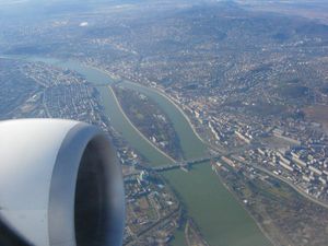 오늘날의 머르기트섬 (비행기에서, 왼쪽은 엔진)