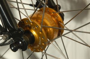 최근 자전거의 허브 다이나모. 바퀴의 허브(바퀴 중앙, 스포크가 모이는 부품) 내부에 발전기가 내장되어 있다.