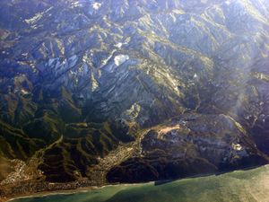 오미 지역의 석회암 노천 채굴 광산과 공장군